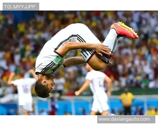 90年代足球巨星梅罗崛起之路与传奇瞬间的辉煌回顾