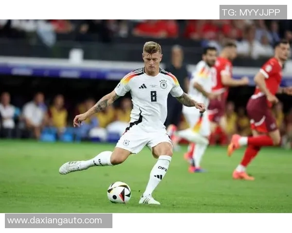 德国足球戴帽子球星的精彩瞬间与历史意义解析