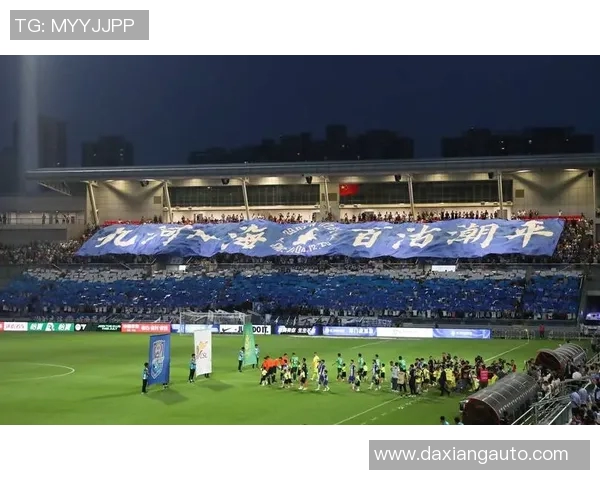 足球明星热情拥抱球迷展现真挚情感球场内外温馨时刻感动全场 足球明星热情拥抱球迷展现真挚情感球场内外温馨时刻感动全场